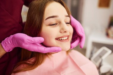 Klinikteki dişçiyi ziyaret eden küçük kız. Stomatoloji kavramı.