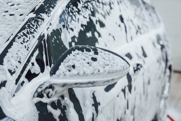 İçeriye park edilmiş sabunlu yeni modern araba. Hizmet kavramı.