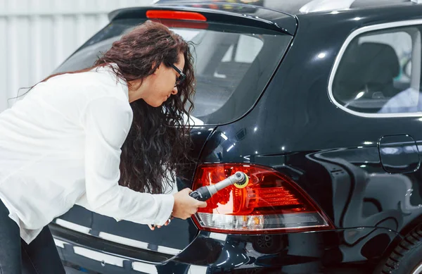 Mulher Com Equipamento Limpeza Automóvel Moderno Concepção Serviço — Fotografia de Stock