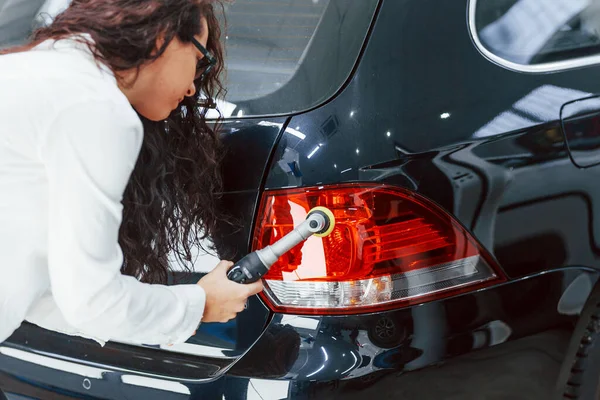 Mulher Com Equipamento Limpeza Automóvel Moderno Concepção Serviço — Fotografia de Stock