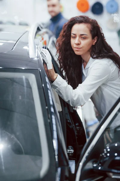 Mulher Com Equipamento Limpeza Automóvel Moderno Concepção Serviço — Fotografia de Stock