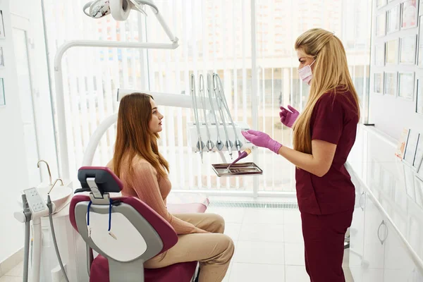 Klinikteki dişçiyi ziyaret eden küçük kız. Stomatoloji kavramı.