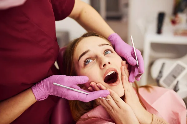Liten Flicka Som Besöker Tandläkaren Kliniken Begreppet Stomatologi — Stockfoto