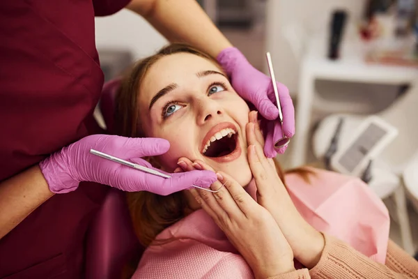 Klinikteki dişçiyi ziyaret eden küçük kız. Stomatoloji kavramı.