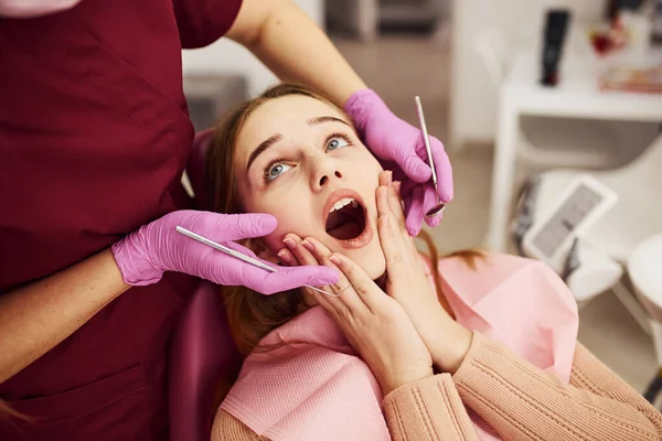 Liten Flicka Som Besöker Tandläkaren Kliniken Begreppet Stomatologi — Stockfoto