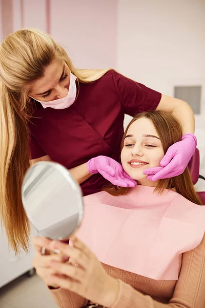 Looks Mirror Little Girl Visiting Dentist Clinic Conception Stomatology —  Fotos de Stock