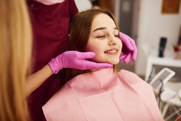 Liten Flicka Som Besöker Tandläkaren Kliniken Begreppet Stomatologi — Stockfoto