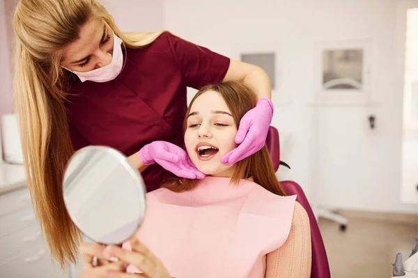 Titta Spegeln Liten Flicka Som Besöker Tandläkaren Kliniken Begreppet Stomatologi — Stockfoto