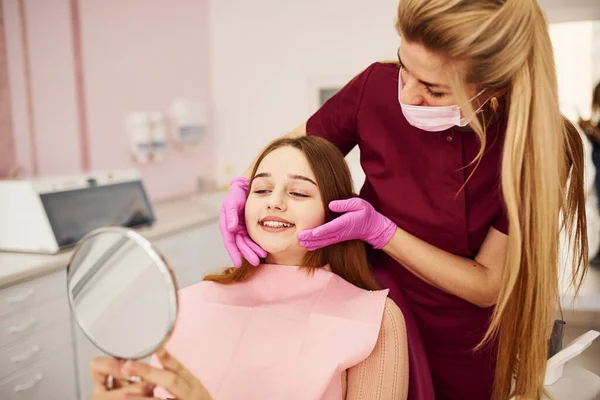 Looks Mirror Little Girl Visiting Dentist Clinic Conception Stomatology —  Fotos de Stock