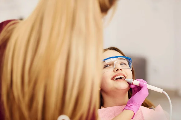 Liten Flicka Skyddsglasögon Besöker Tandläkare Kliniken Begreppet Stomatologi — Stockfoto