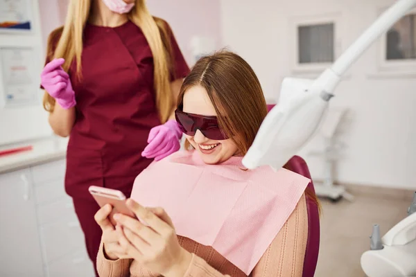 Liten Flicka Skyddsglasögon Besöker Tandläkare Kliniken Begreppet Stomatologi — Stockfoto