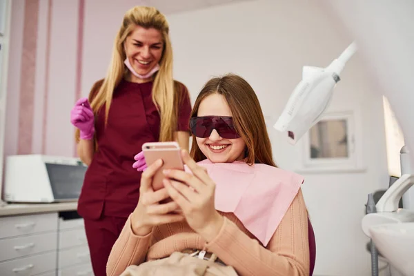 Liten Flicka Skyddsglasögon Besöker Tandläkare Kliniken Begreppet Stomatologi — Stockfoto