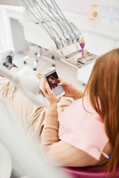 Tittar Porträtt Kvinna Smartphone Liten Flicka Besöker Tandläkare Kliniken Begreppet — Stockfoto