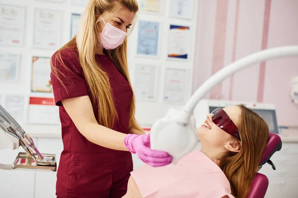 Liten Flicka Skyddsglasögon Besöker Tandläkare Kliniken Begreppet Stomatologi — Stockfoto
