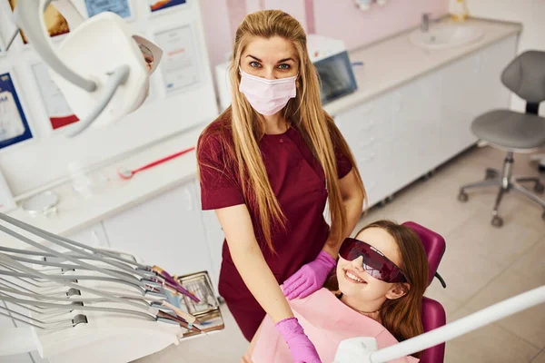 Little Girl Protective Glasses Visiting Dentist Clinic Conception Stomatology — Zdjęcie stockowe