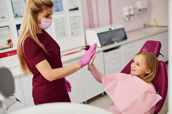 Gives High Five Little Girl Visiting Dentist Clinic Conception Stomatology — Zdjęcie stockowe
