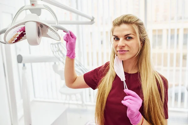 Ung Kvinnlig Tandläkare Uniform Står Stomatologi Kontor — Stockfoto