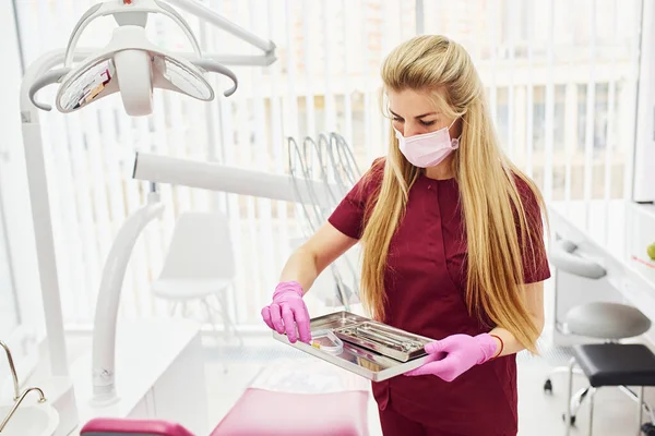 Ung Kvinnlig Tandläkare Uniform Stående Stomatologi Kontor Med Verktyg Händerna — Stockfoto