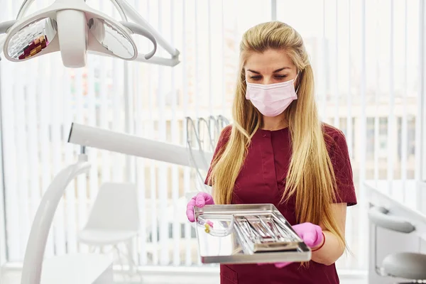 Ung Kvinnlig Tandläkare Uniform Stående Stomatologi Kontor Med Verktyg Händerna — Stockfoto