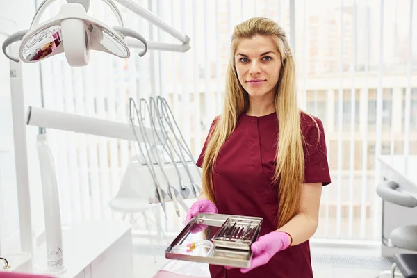 Ung Kvinnlig Tandläkare Uniform Stående Stomatologi Kontor Med Verktyg Händerna — Stockfoto