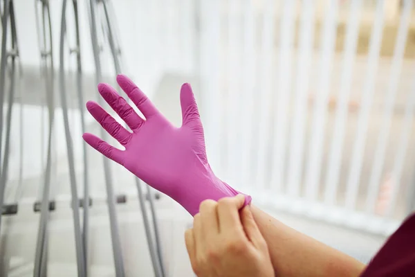 Nahaufnahme Einer Zahnärztin Uniform Mit Handschuhen Der Praxis Für Stomatologie — Stockfoto