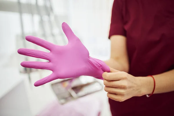 Nahaufnahme Einer Zahnärztin Uniform Mit Handschuhen Der Praxis Für Stomatologie — Stockfoto