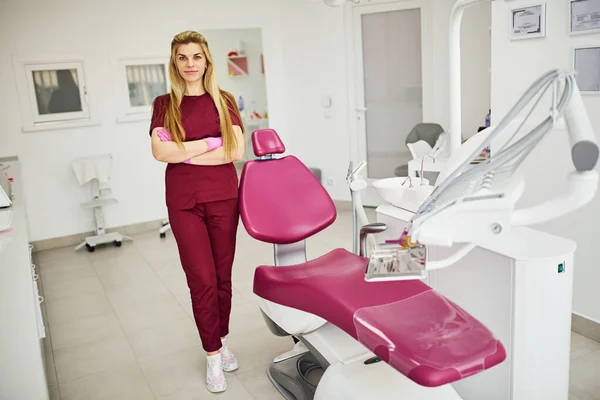 Ung Kvinnlig Tandläkare Uniform Står Stomatologi Kontor — Stockfoto