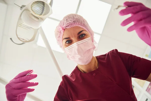 Koruyucu Maskeli Genç Bayan Dişçi Stomatoloji Kliniğinde Çalışıyor Birinci Kişi — Stok fotoğraf