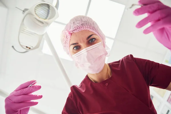 Koruyucu Maskeli Genç Bayan Dişçi Stomatoloji Kliniğinde Çalışıyor Birinci Kişi — Stok fotoğraf