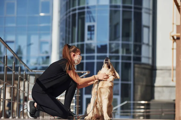 Young Woman Protective Mask Have Walk Outdoors Business Building Quarantine — Stockfoto