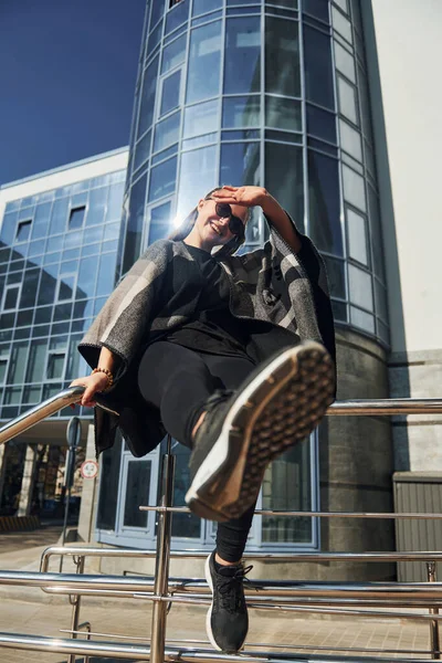 Молода Жінка Сонцезахисних Окулярах Виходить Вулицю Біля Бізнес Будівлі Сонячний — стокове фото