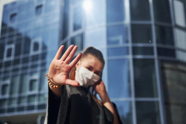 Mladá Žena Ochranné Masce Stojí Venku Poblíž Obchodní Budovy Slunečného — Stock fotografie