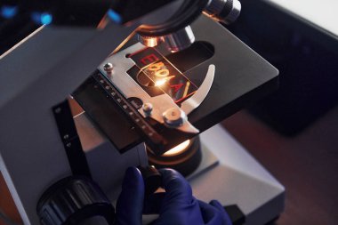 Laboratuvarda ebola ile çalışan koruyucu üniformalı bilim adamına yakından bakın..