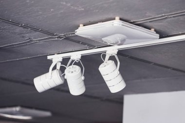 Modern mutfağın içinde gündüz vakti içeride ampuller asılı..