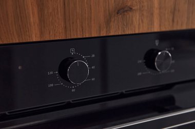 Mutfaktaki gaz sobası düğmelerini kapat. Tahta malzeme..