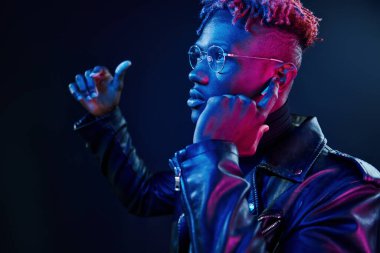 Müzik dinliyordum. Fütürist neon ışıkları. Stüdyodaki Afrikalı Amerikalı genç adam..