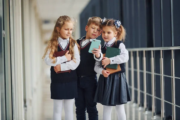 Des Écoliers Uniforme Avec Téléphone Dans Couloir Conception Éducation — Photo