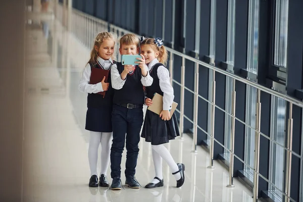 School Kids Uniform Together Phone Making Selfie Corridor Conception Education — ストック写真