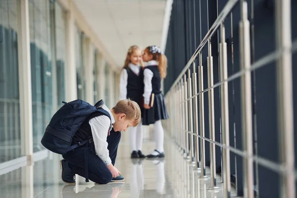 Boy Sitting Floor School Kids Uniform Together Corridor — Photo