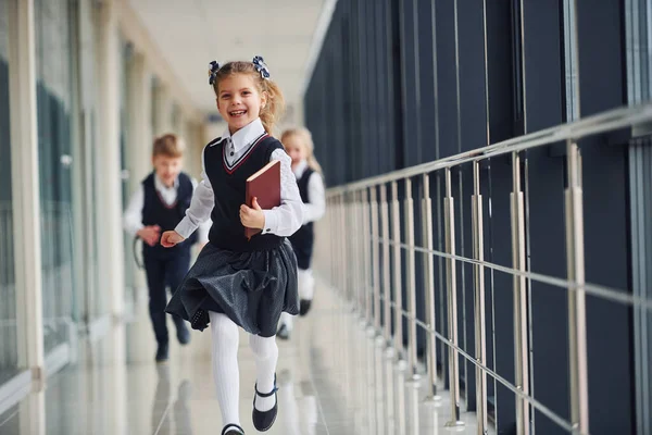 Niños Activos Escuela Uniforme Corriendo Juntos Pasillo Concepción Educación — Foto de Stock