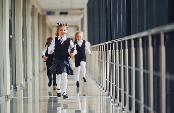 Miúdos Escola Activa Fardados Correr Juntos Corredor Concepção Educação — Fotografia de Stock