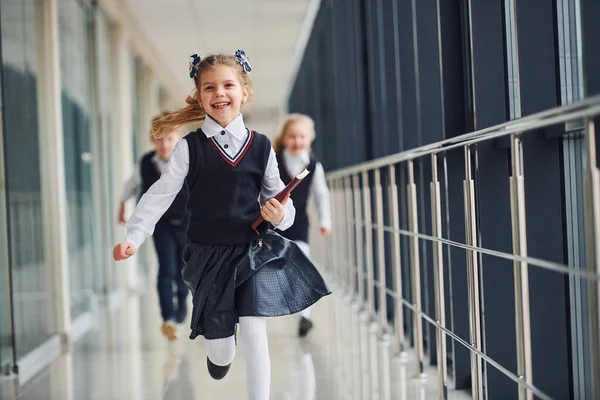 Aktywne Dzieciaki Mundurach Biegające Razem Korytarzu Pojęcie Edukacji — Zdjęcie stockowe