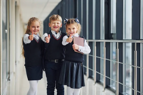 Školáci Uniformě Spolu Chodbě Koncepce Vzdělávání — Stock fotografie