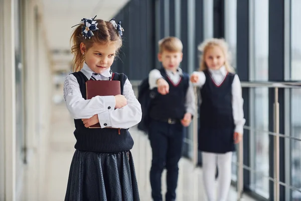 소녀는 괴롭힘을 당합니다 괴롭힘에 교복을 학생들 복도에서 — 스톡 사진