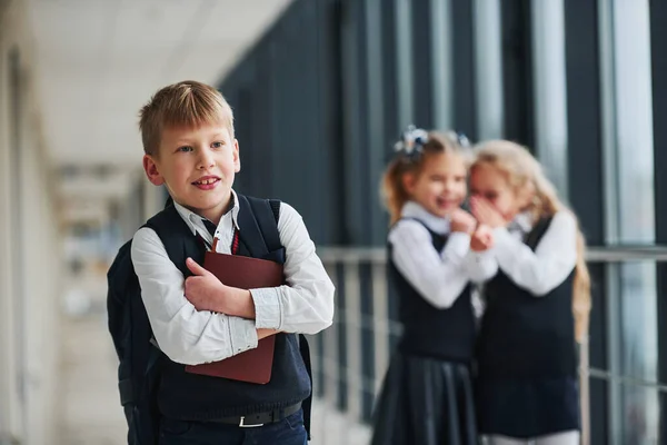 Criança Intimidada Concepção Assédio Escolares Uniforme Juntos Corredor — Fotografia de Stock