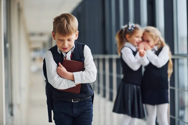 Rapazinho Intimidado Concepção Assédio Escolares Uniforme Juntos Corredor — Fotografia de Stock