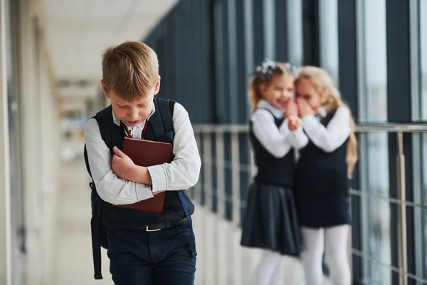 Chlapec Šikanován Pojem Obtěžování Školáci Uniformě Spolu Chodbě — Stock fotografie