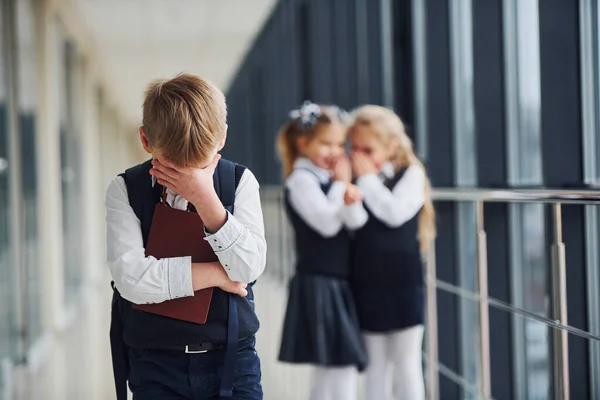 Niño Acosado Concepción Acoso Niños Escuela Uniforme Juntos Pasillo — Foto de Stock