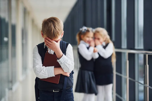 Rapazinho Intimidado Concepção Assédio Escolares Uniforme Juntos Corredor — Fotografia de Stock