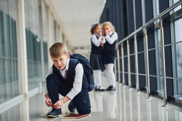 Boy Sitting Floor School Kids Uniform Together Corridor — Φωτογραφία Αρχείου